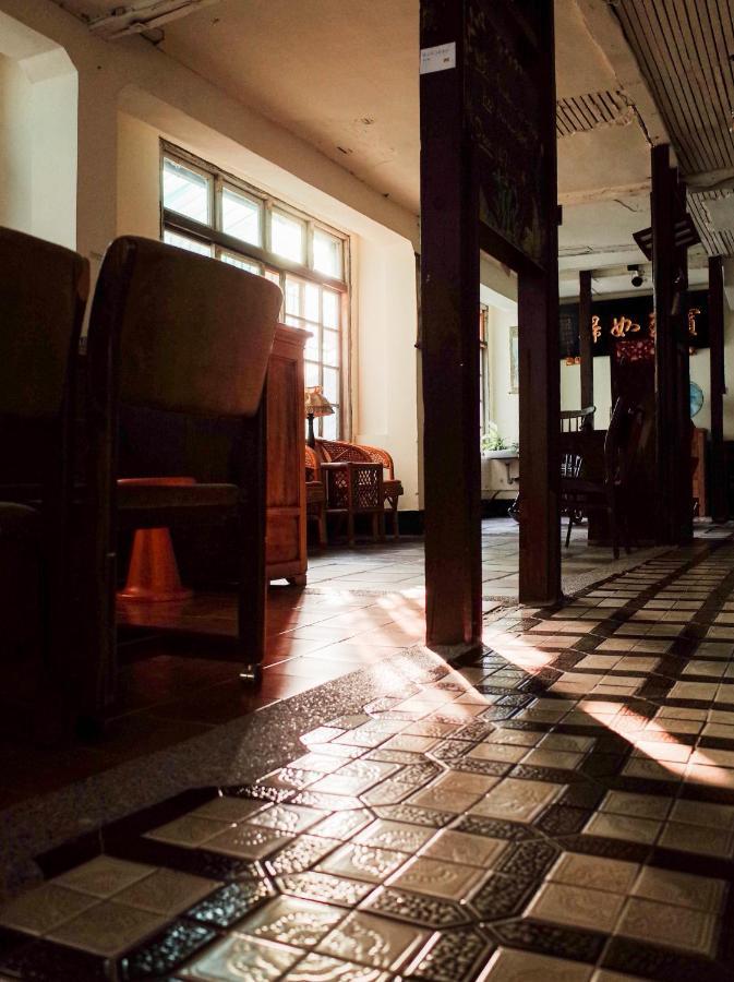 Neat Hostel Тайнан Екстериор снимка