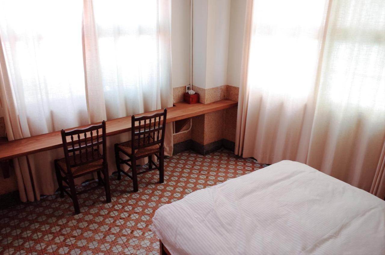 Neat Hostel Тайнан Стая снимка