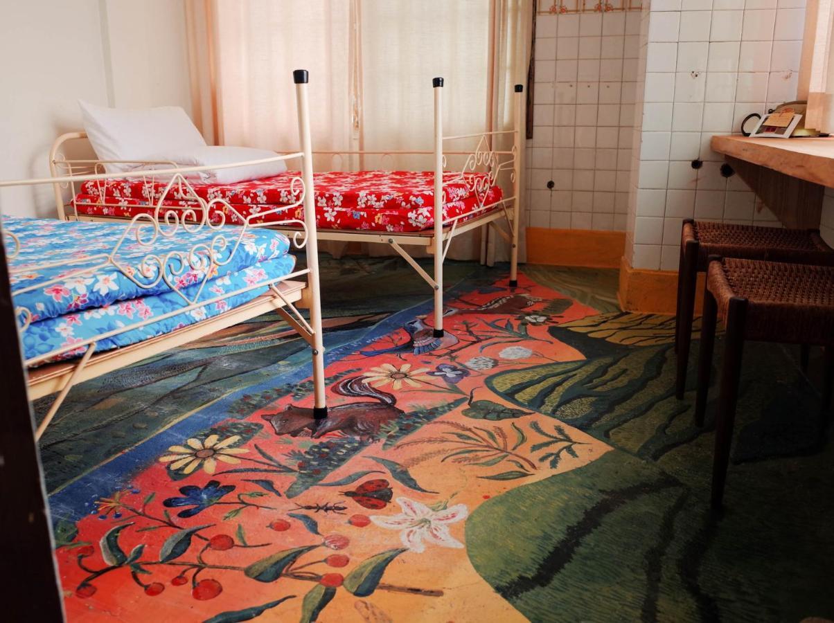 Neat Hostel Тайнан Стая снимка