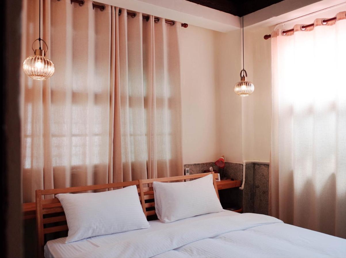 Neat Hostel Тайнан Стая снимка