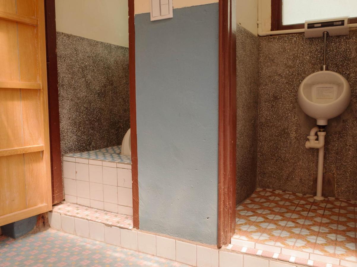 Neat Hostel Тайнан Екстериор снимка
