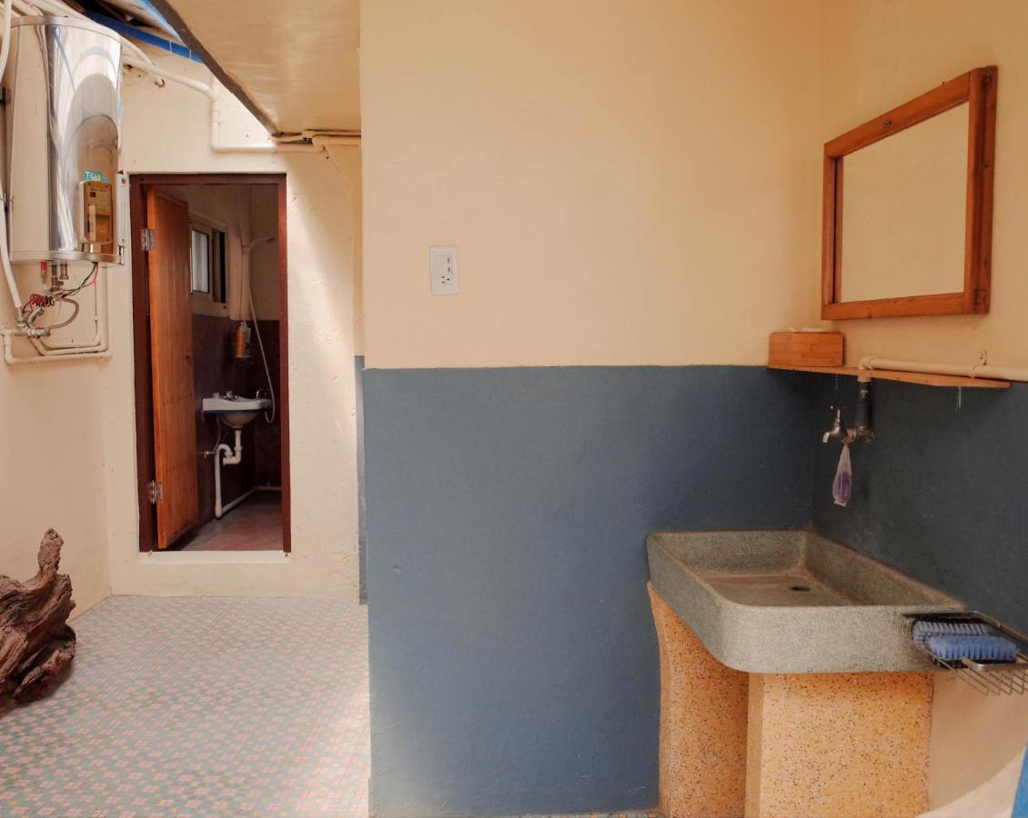Neat Hostel Тайнан Екстериор снимка