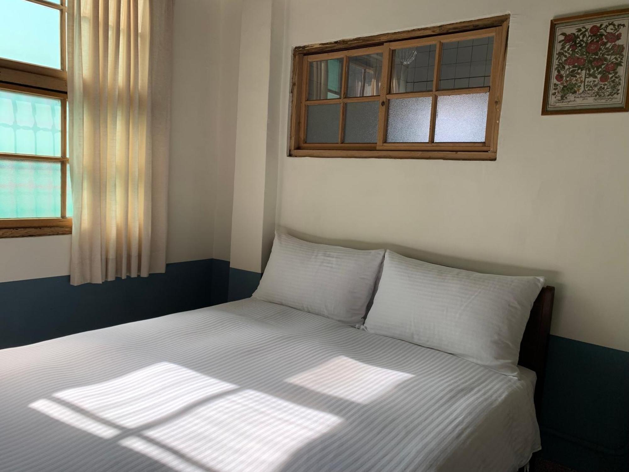 Neat Hostel Тайнан Екстериор снимка