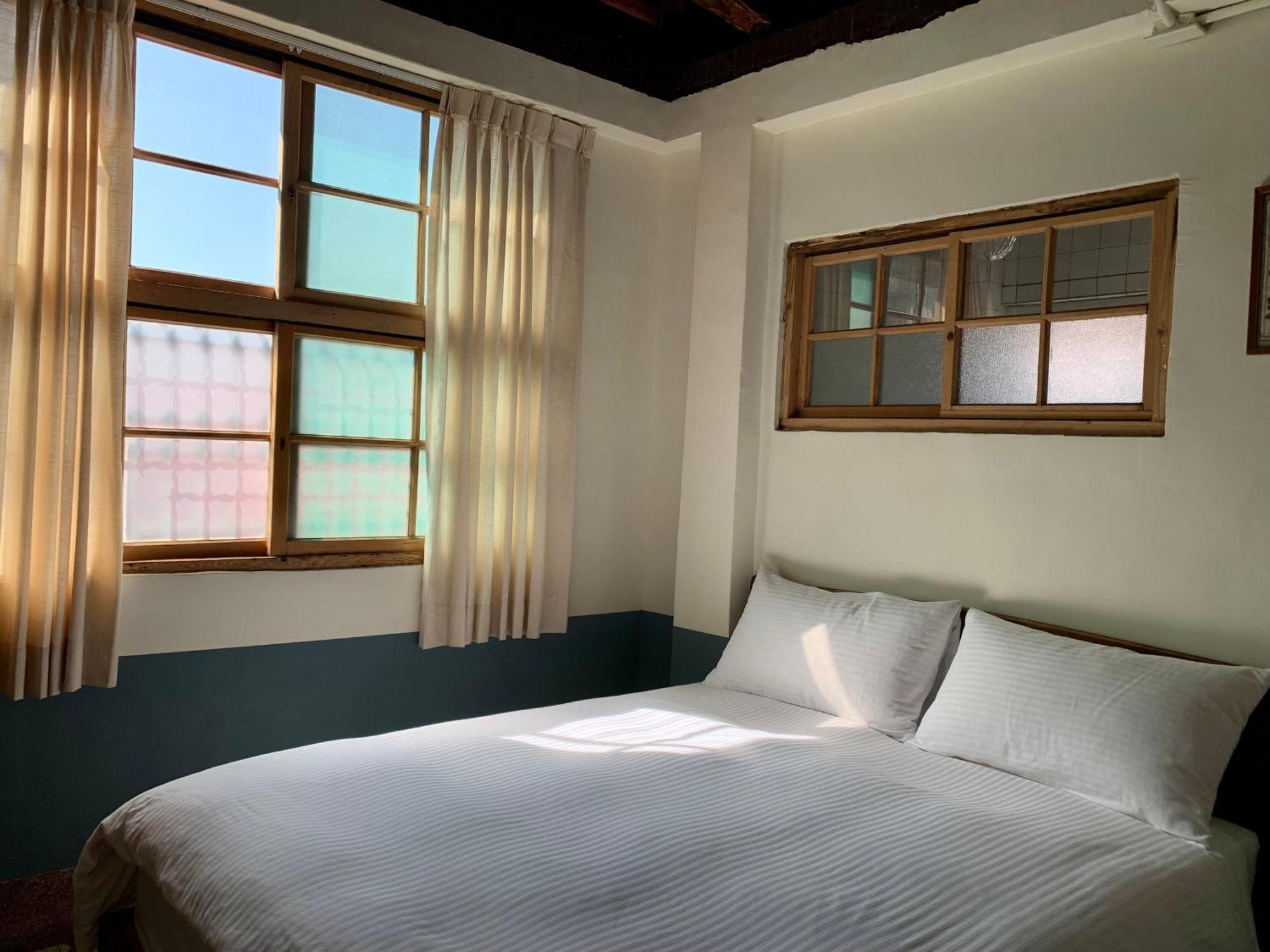 Neat Hostel Тайнан Екстериор снимка