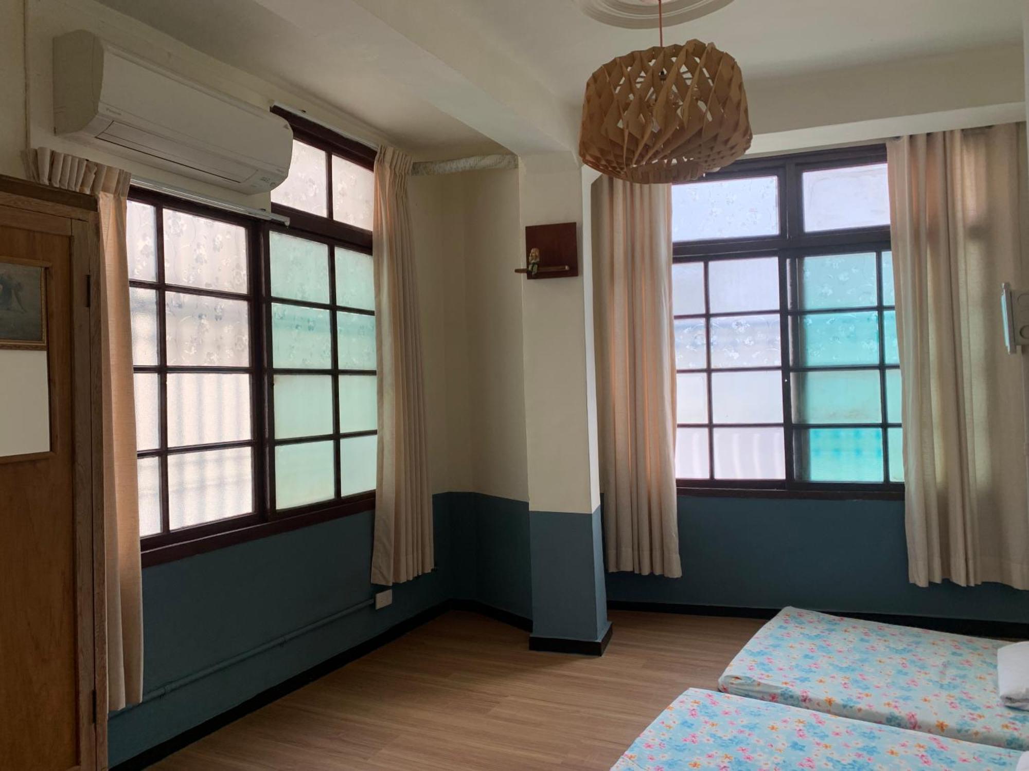 Neat Hostel Тайнан Екстериор снимка