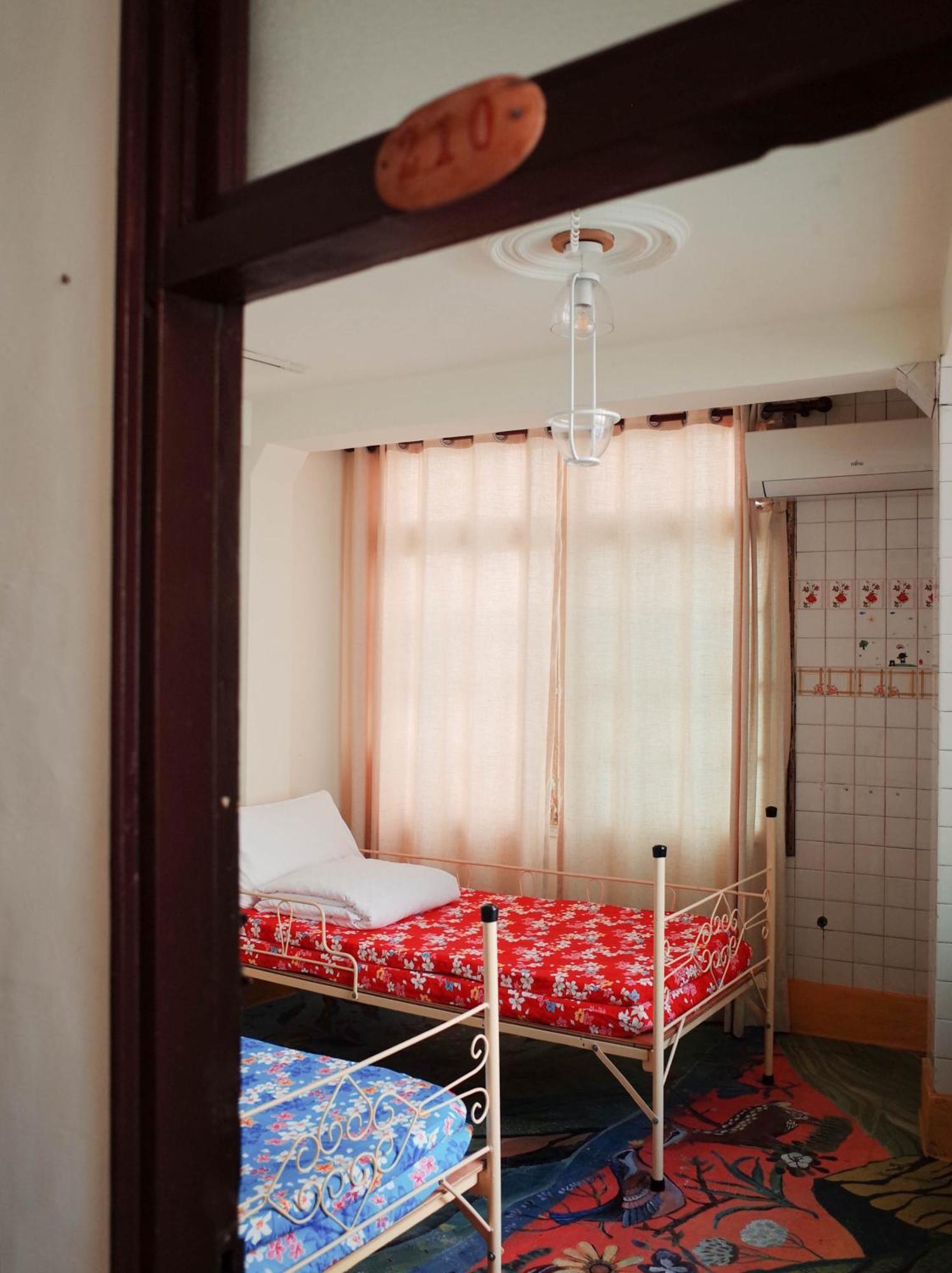 Neat Hostel Тайнан Стая снимка