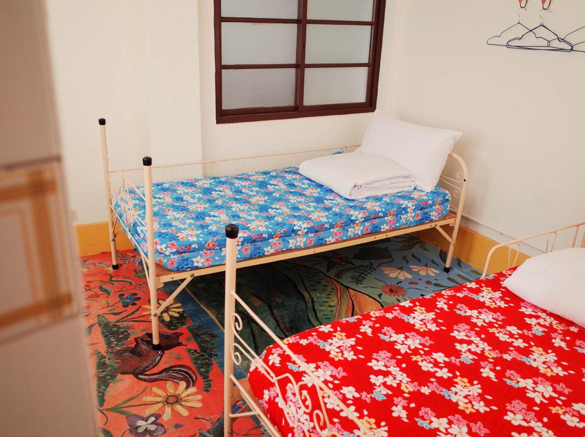 Neat Hostel Тайнан Стая снимка