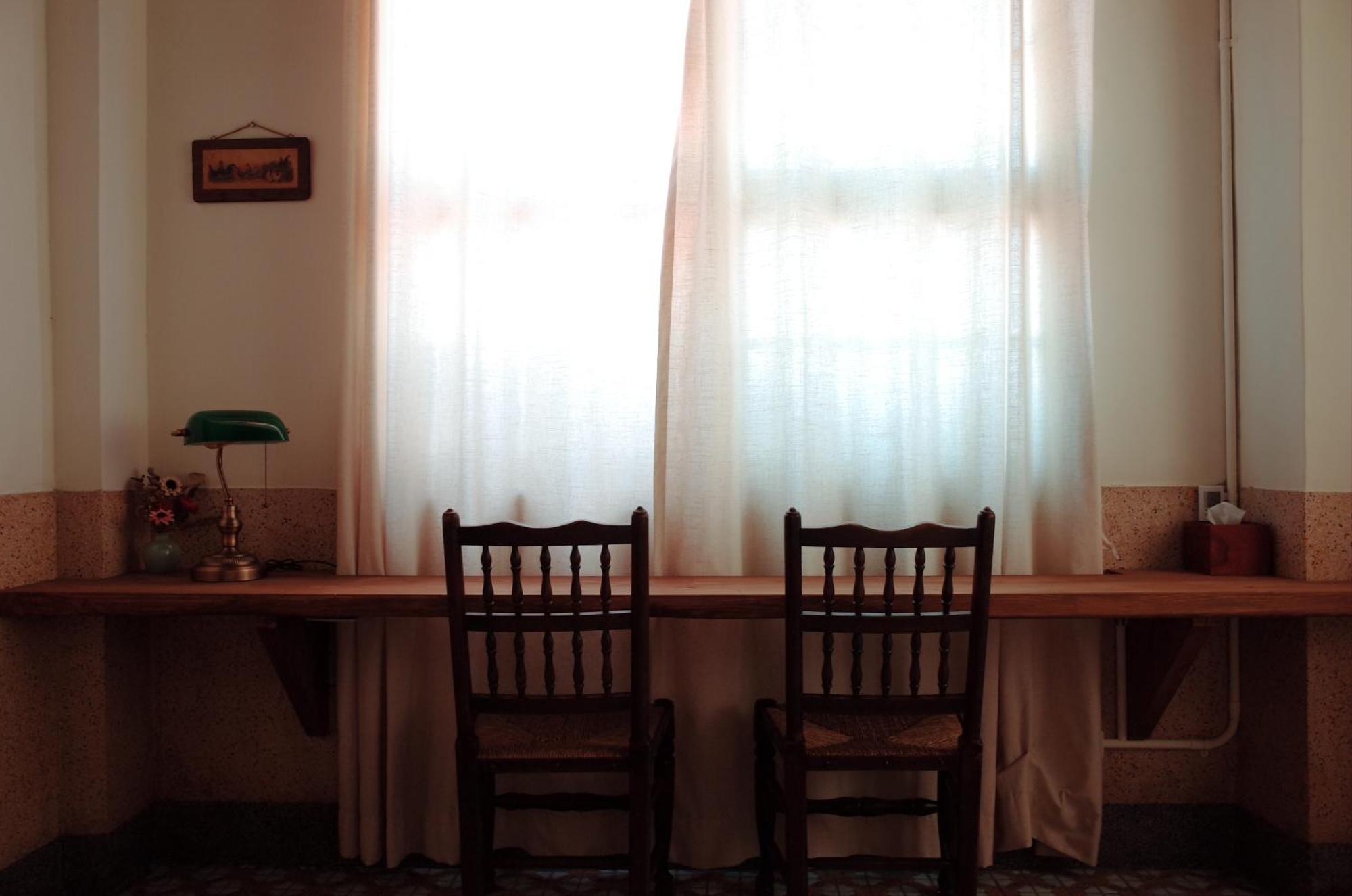 Neat Hostel Тайнан Стая снимка