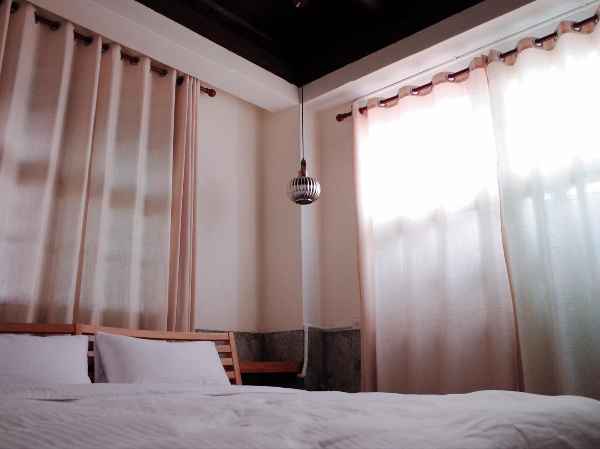 Neat Hostel Тайнан Стая снимка