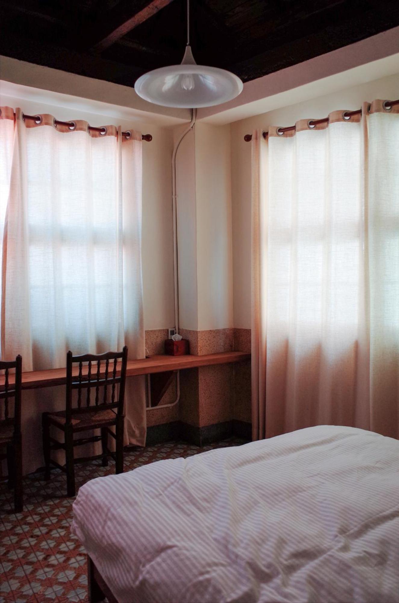 Neat Hostel Тайнан Стая снимка