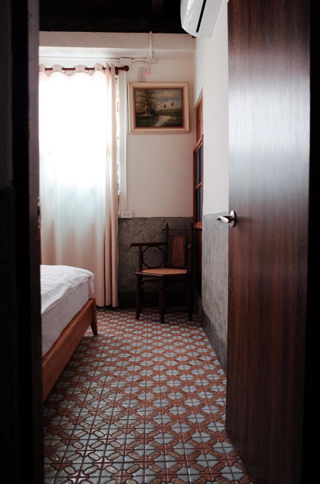 Neat Hostel Тайнан Стая снимка