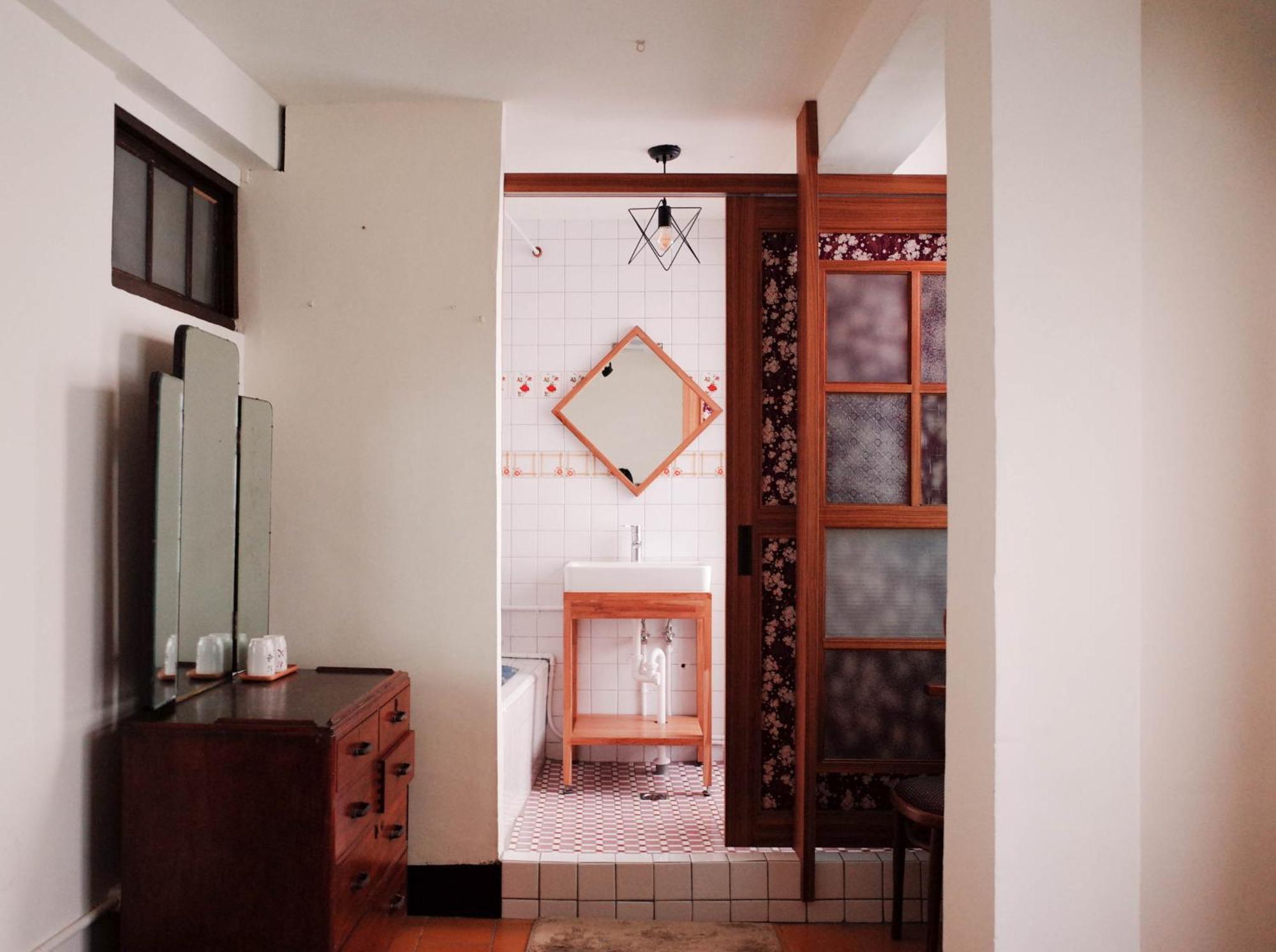 Neat Hostel Тайнан Стая снимка