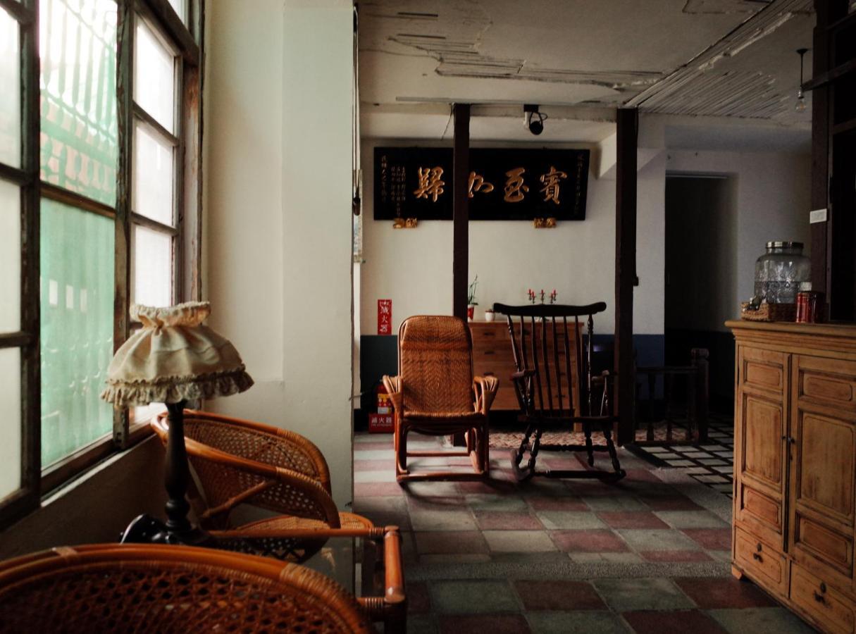 Neat Hostel Тайнан Екстериор снимка