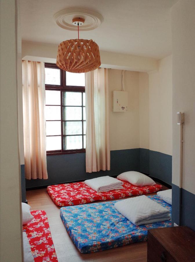 Neat Hostel Тайнан Стая снимка