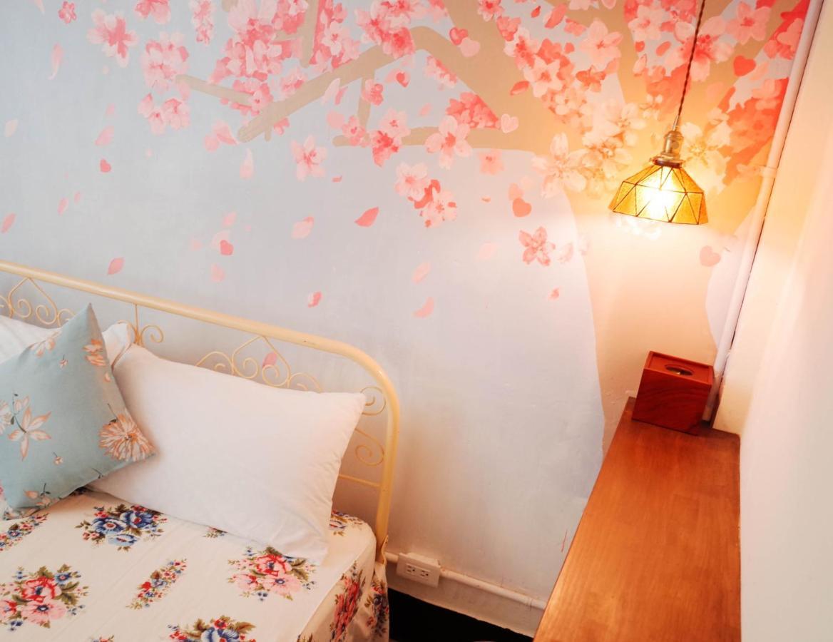 Neat Hostel Тайнан Екстериор снимка