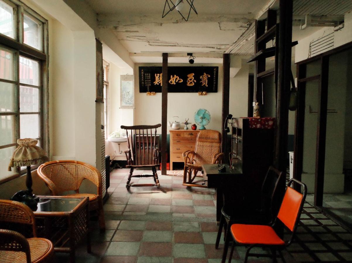 Neat Hostel Тайнан Екстериор снимка