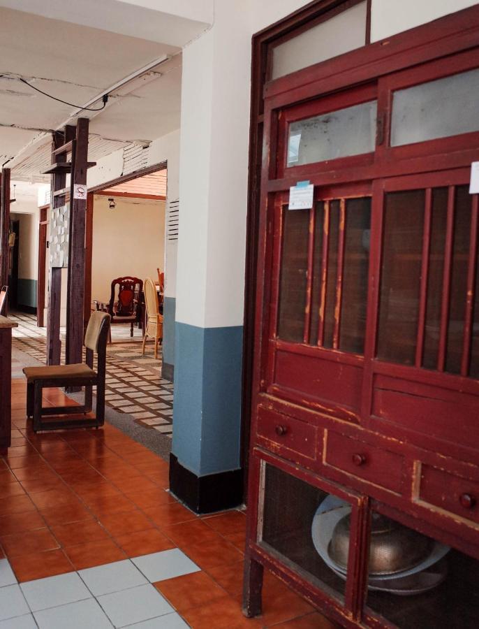Neat Hostel Тайнан Екстериор снимка
